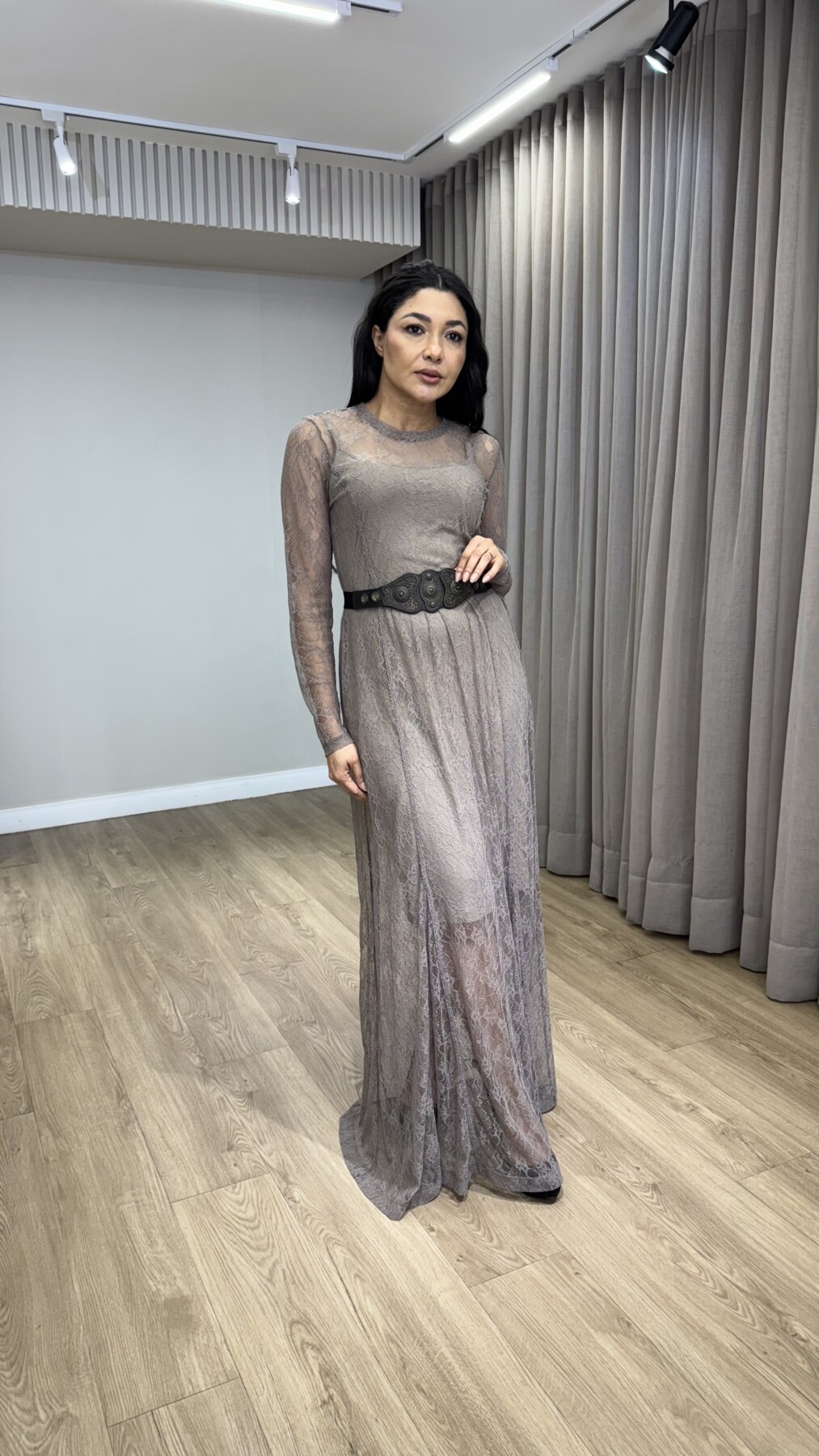 VESTIDO LONGO DE RENDA FUME