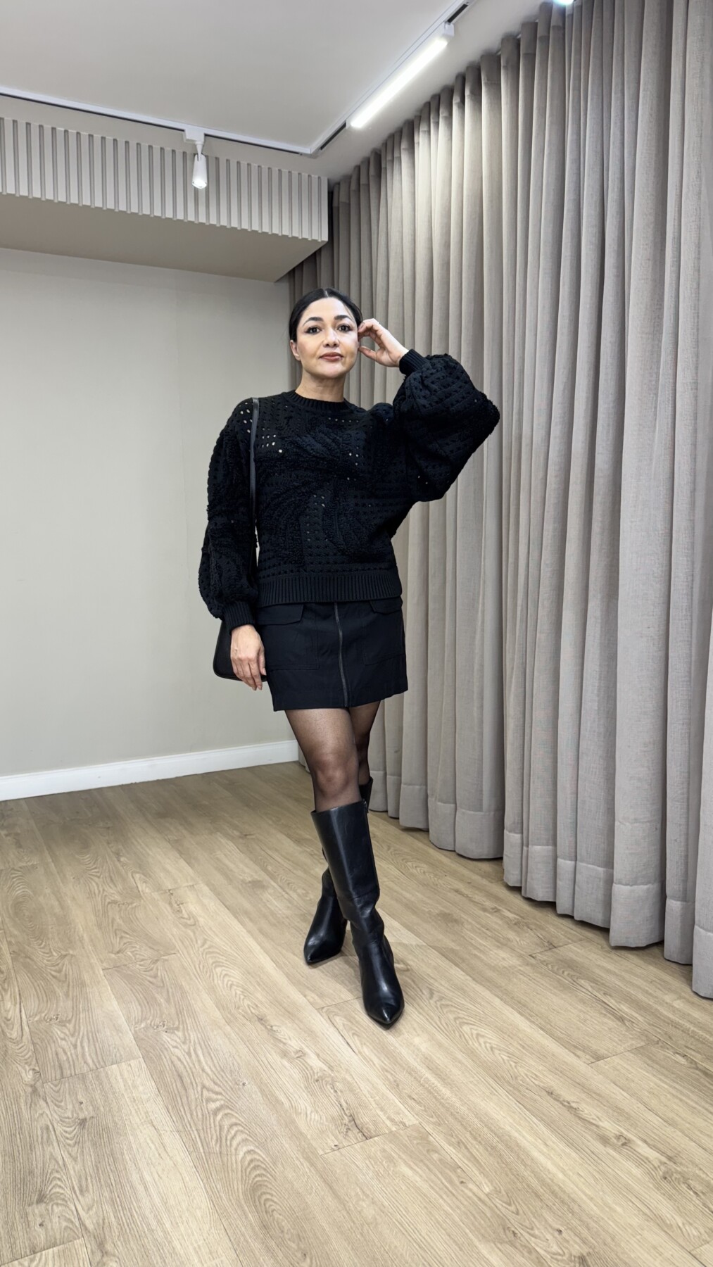 BLUSA TRICO PRETO BORDADO FLOR