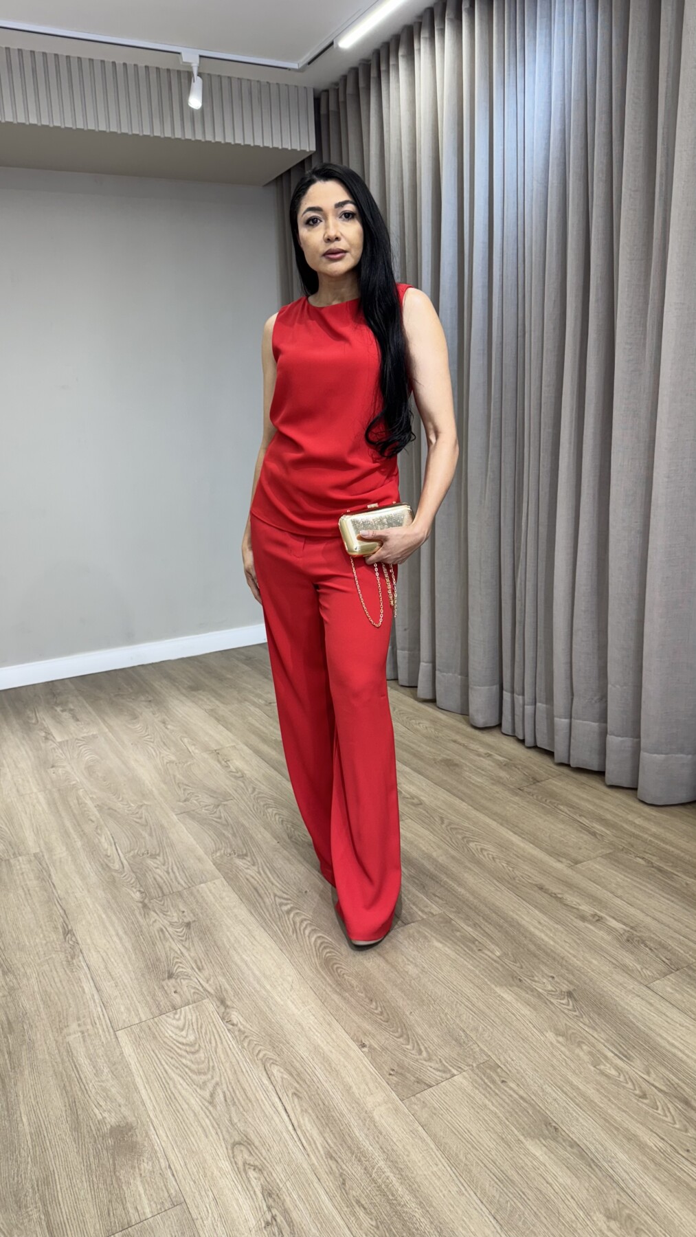 BLUSA VERMELHA RETA COM PREGAS